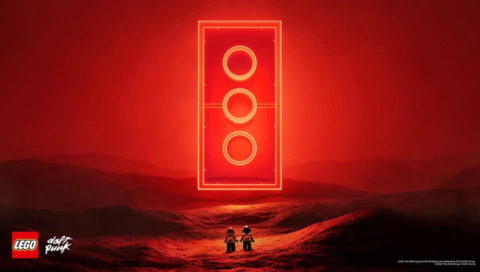 Kırmızı ışıklı LEGO portalına doğru yürüyen Daft Punk minifigürleri