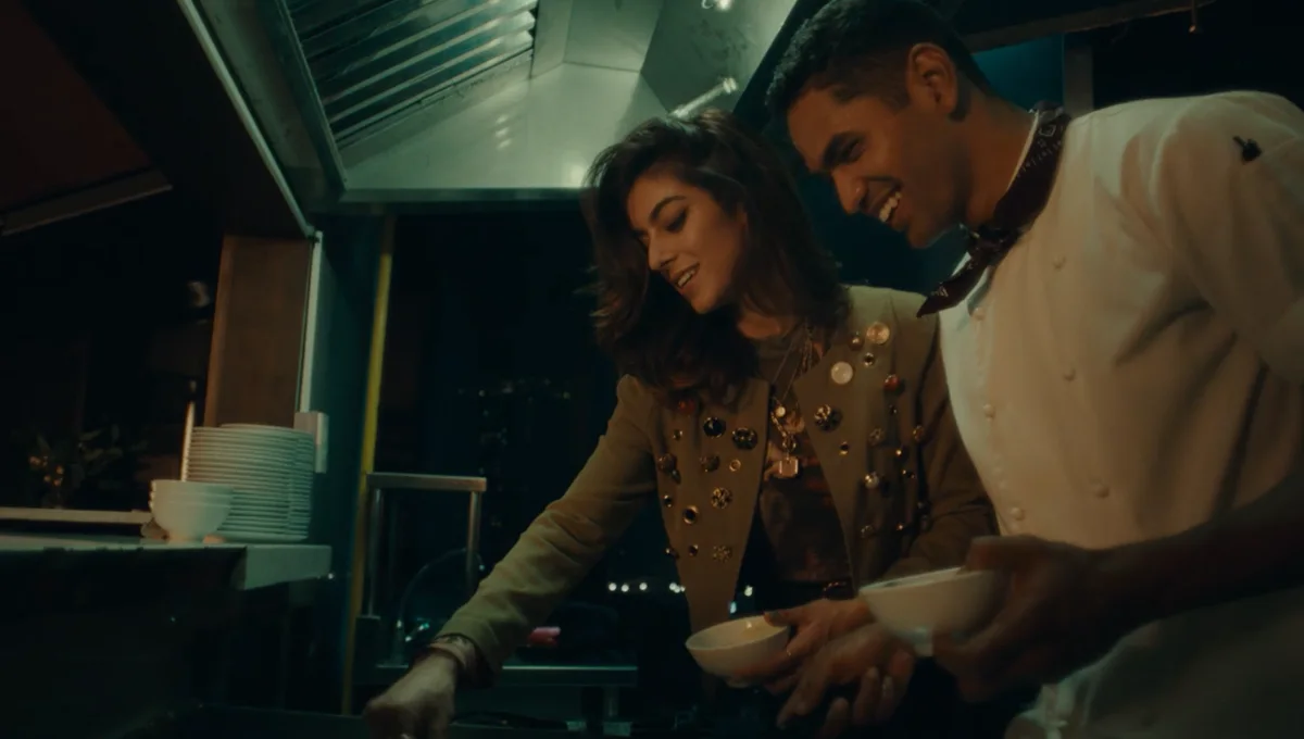 Tinder You Up filminde birlikte yemek hazırlayan iki genç