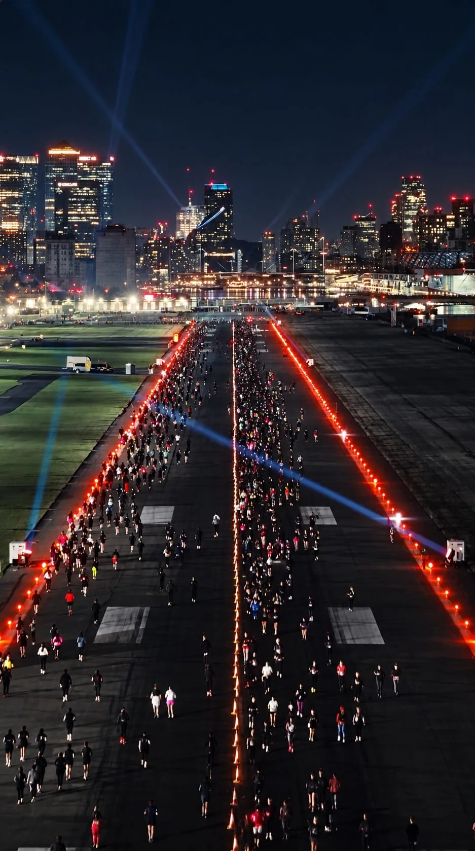 Royal Docks bölgesindeki Nike gece koşusunun kalabalığı