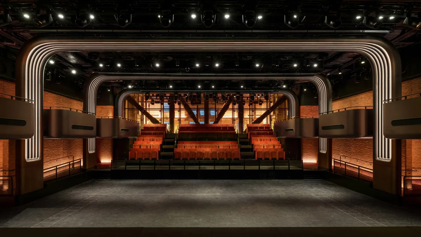 Battersea Power Station içindeki Apple Music Hall sahnesi