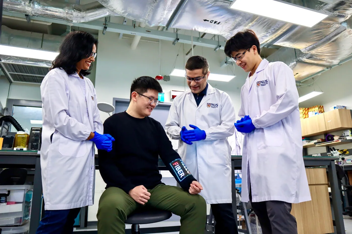 Singapur Ulusal Üniversitesi’nin 96 × 54 piksellik dokunmatik giysi kolu