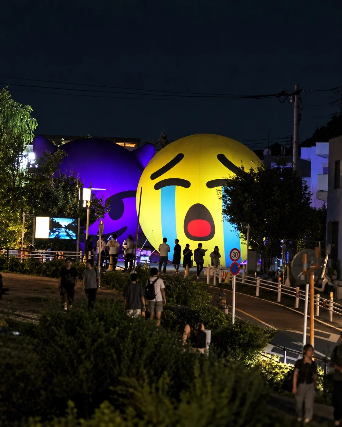 Shimokitazawa’da sekiz metre yüksekliğindeki ağlayan yüz heykeli