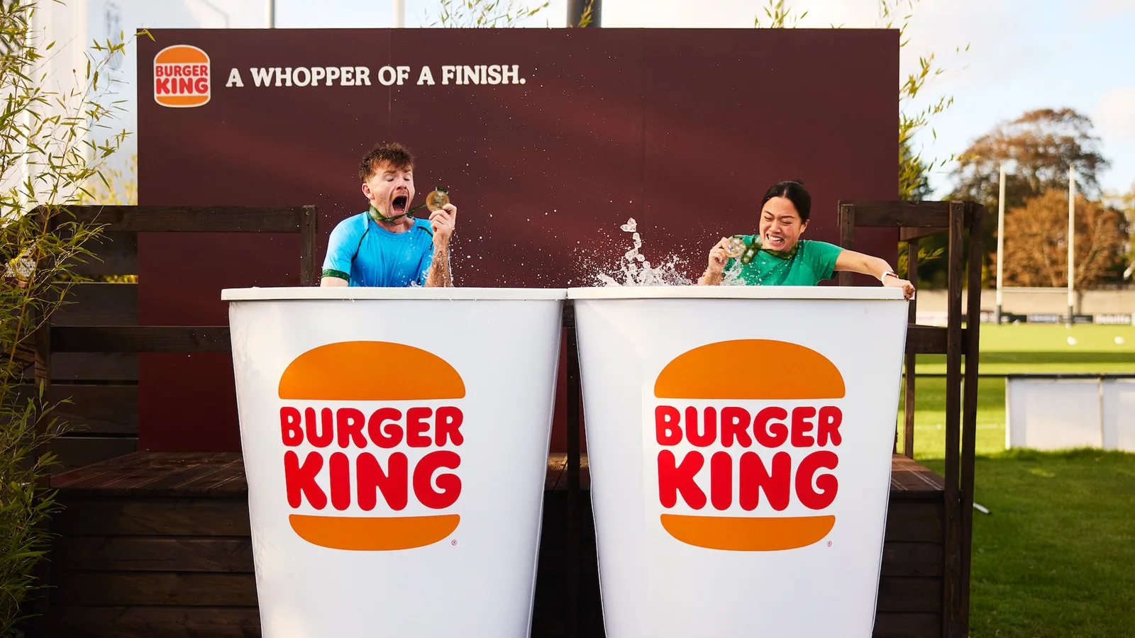 Dublin Maratonu sonrasında kurulan dev Burger King bardak biçimli soğuk banyolar