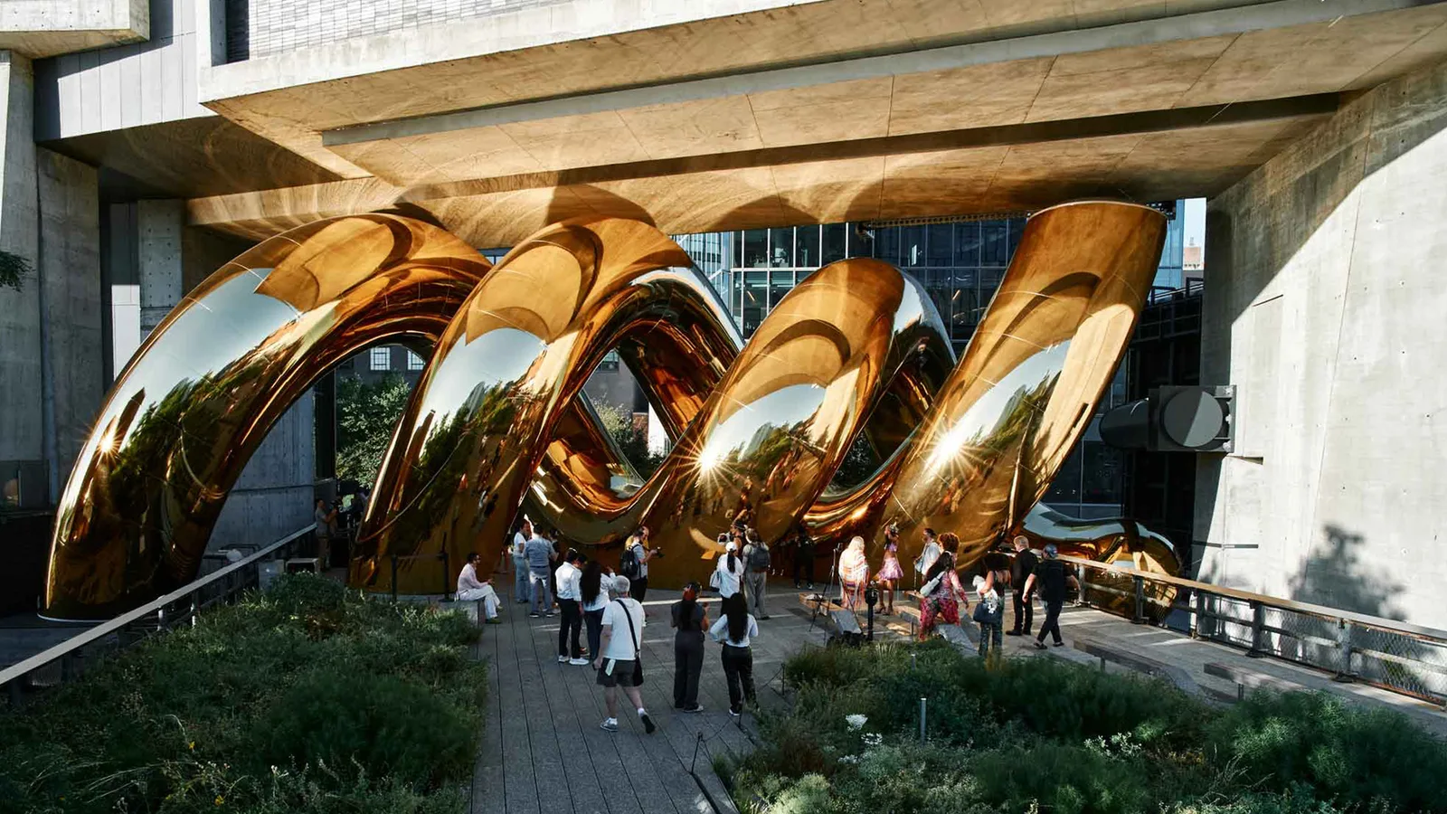 High Line boyunca uzanan auruBOROS adlı altın şişme heykel