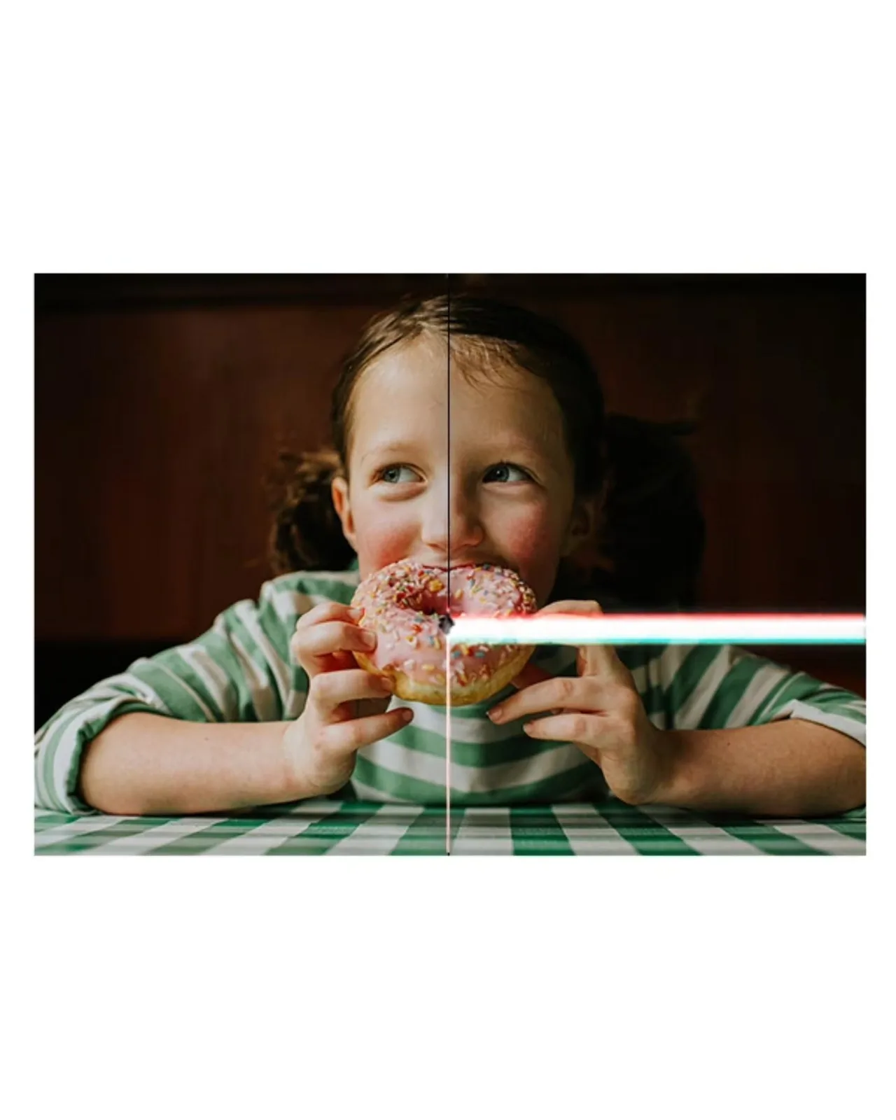 Renkli ekran çizgileriyle bölünmüş çocuk fotoğrafı