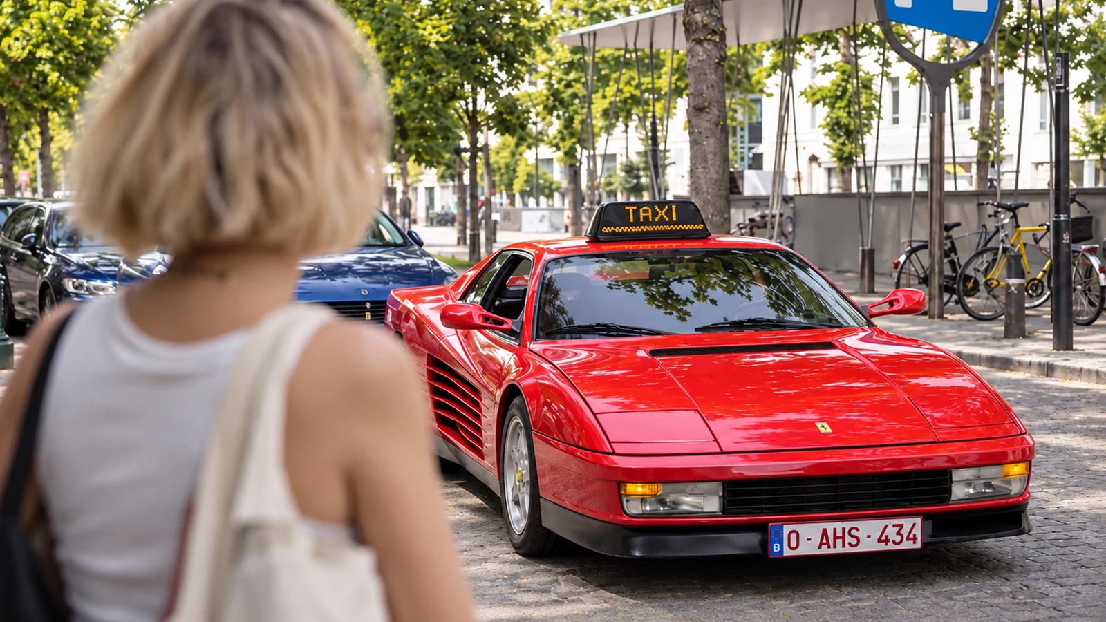 Brüksel’de yolcu almaya gelen kırmızı Ferrari Testarossa taksi
