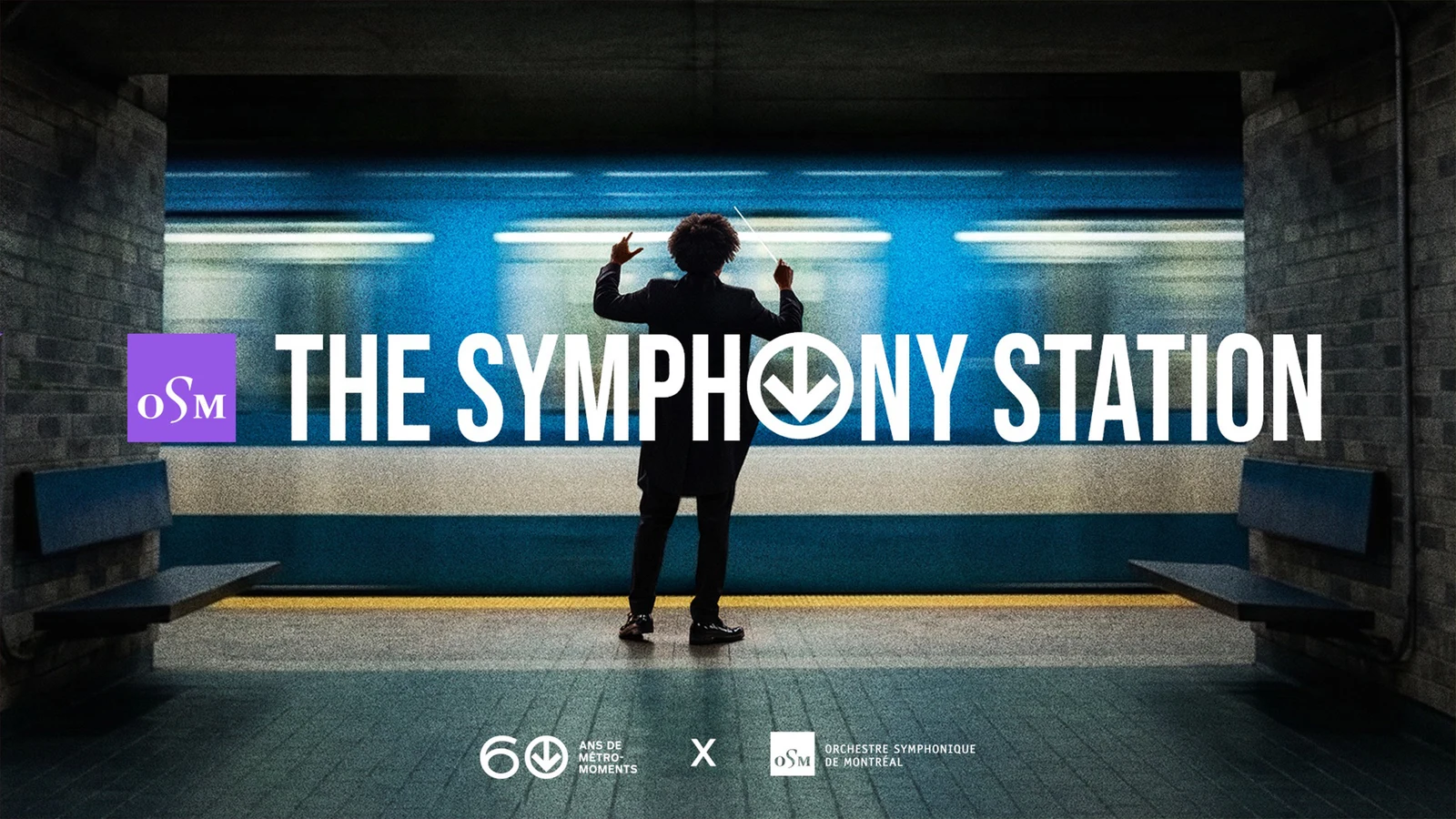 Metro peronunda hareketli tren önünde orkestra şefi