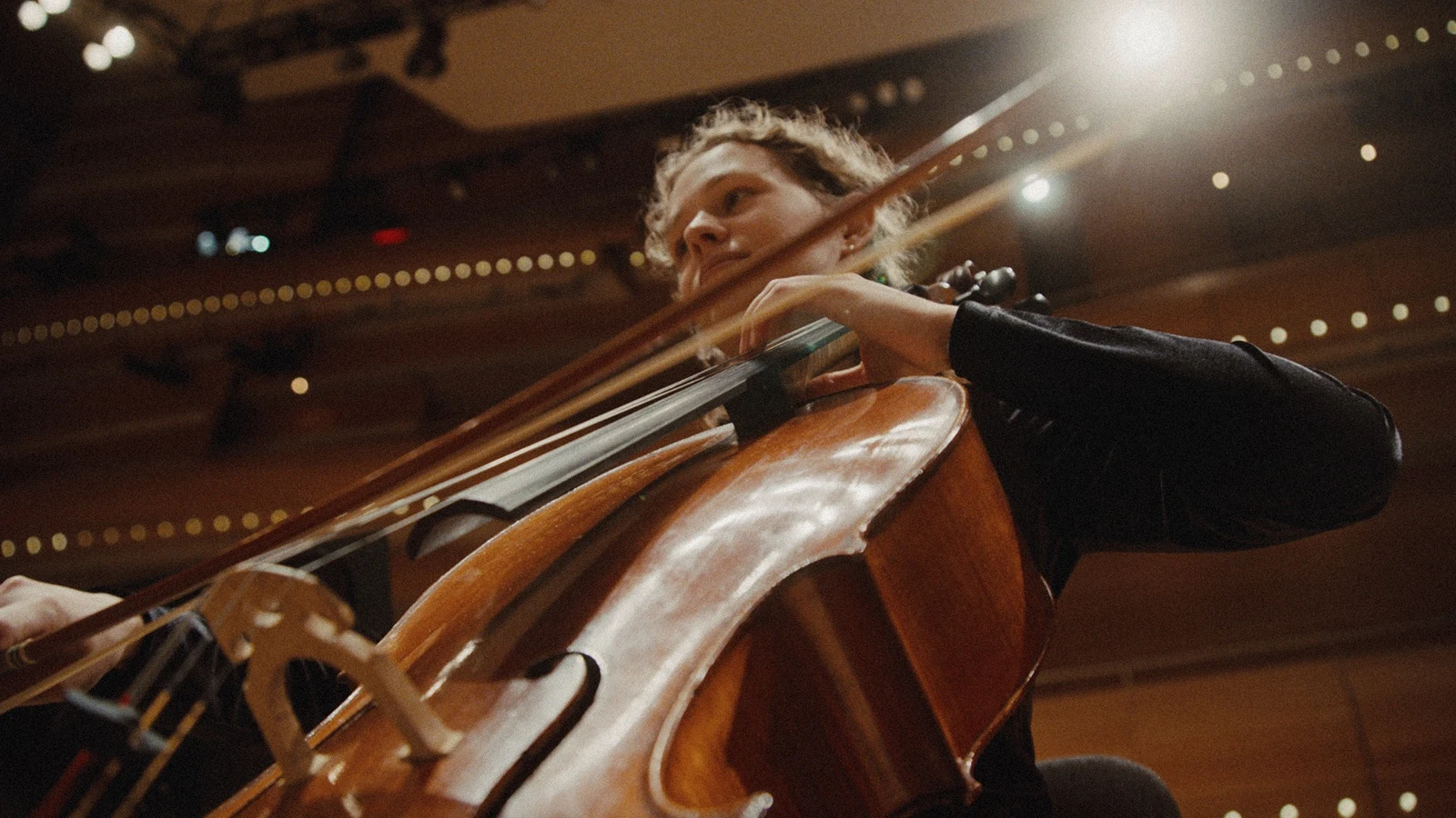 Metro yolcularının arasında performans veren orkestra