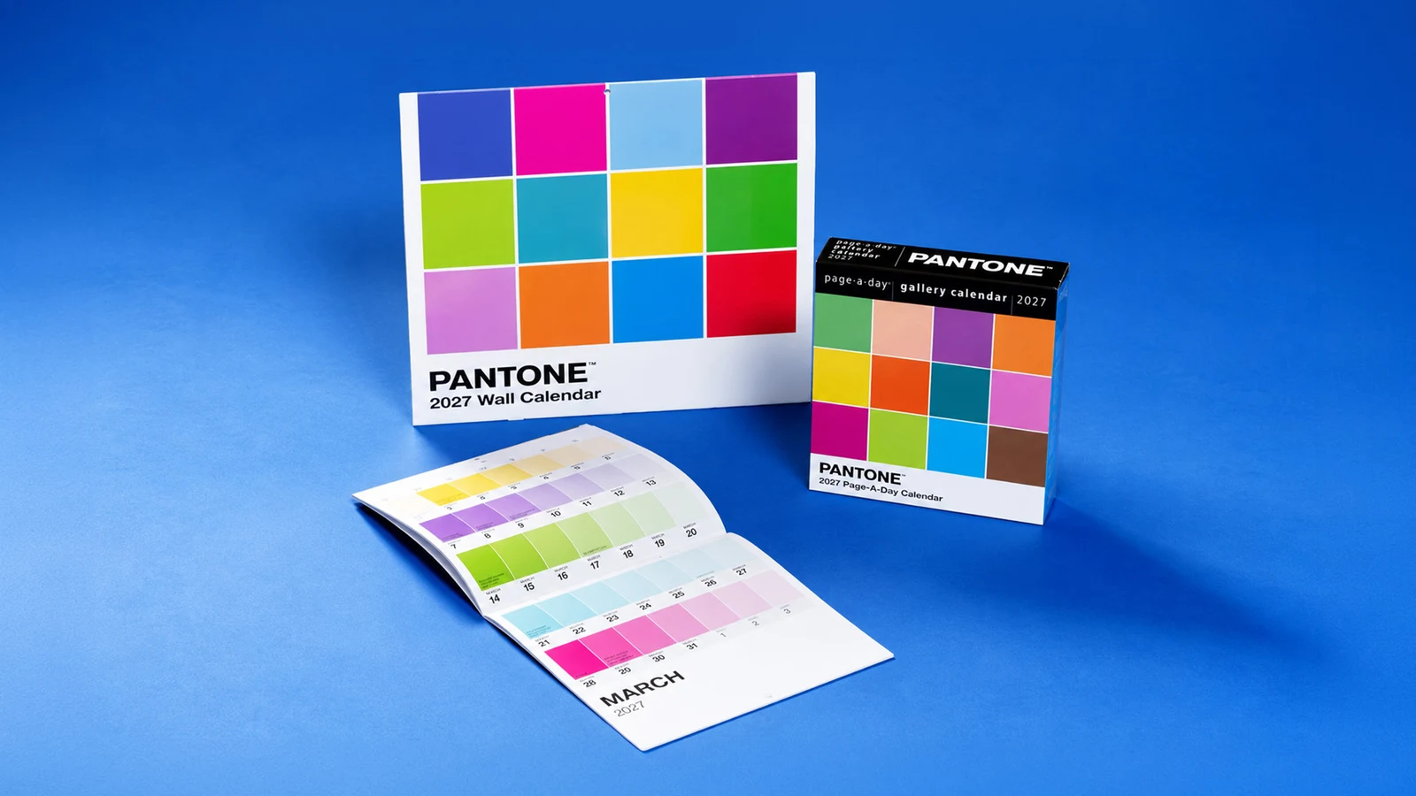 Mavi fonda Pantone 2027 masa ve duvar takvimleri