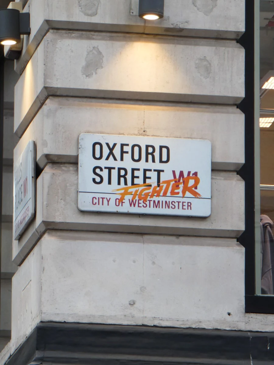 Londra’da Fighter eklenmiş Oxford Street tabelası