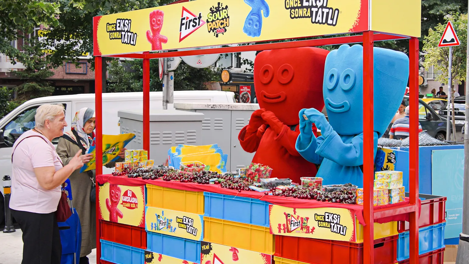 Sour Patch Kids maskotlarının Beşiktaş Semt Pazarı’ndaki pazarcı aktivasyonu