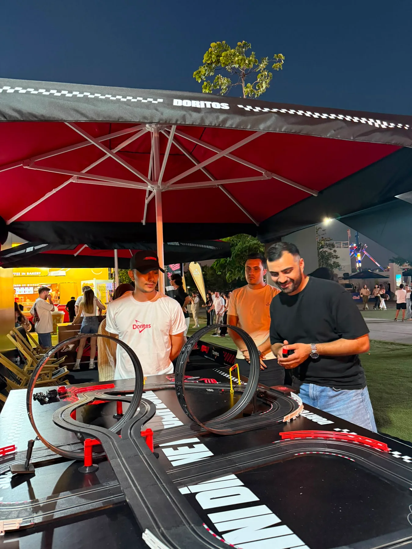 Doritos Formula 1 aktivasyonunda sergilenen motor düzeneğini inceleyen ziyaretçiler