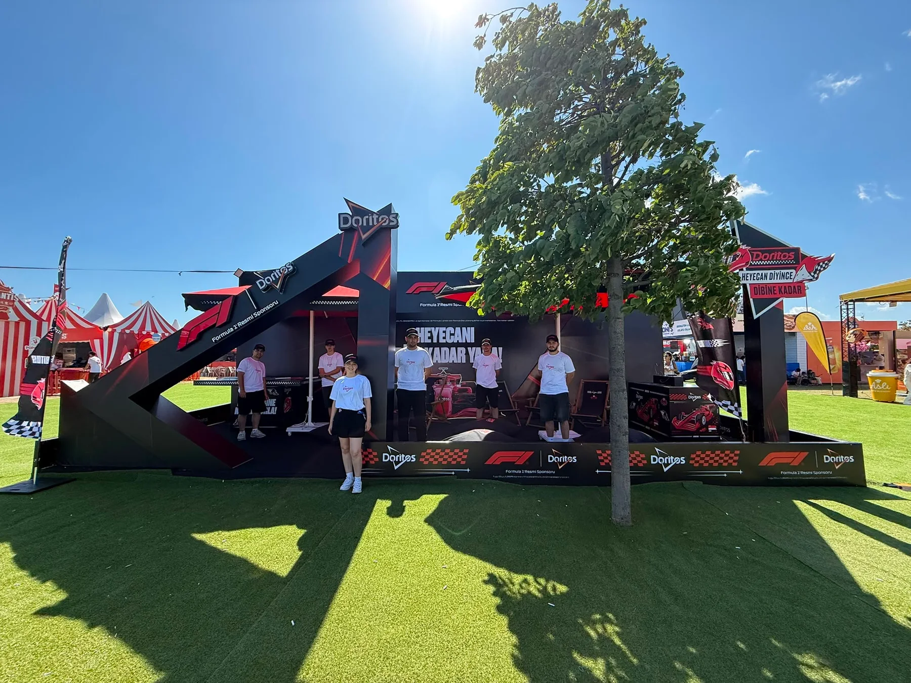 İstanbul Festivali'ndeki Doritos Formula 1 deneyim alanının dış görünümü