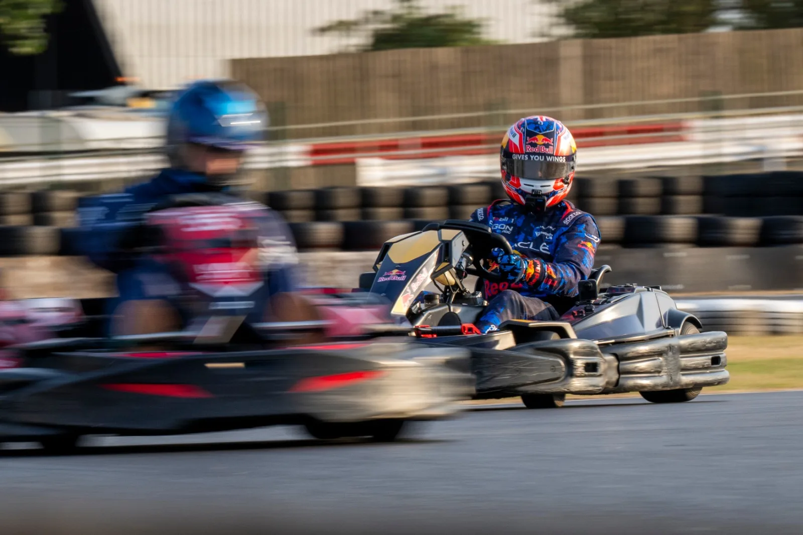 Silverstone pistinde Max vs 100 yarışına hazırlanan kartlar