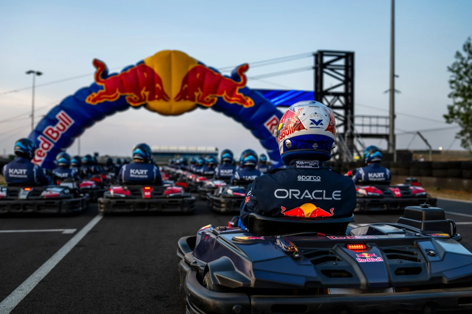 Max Verstappen’in yüz kart pilotuna karşı yarışacağı Max vs 100 etkinliği