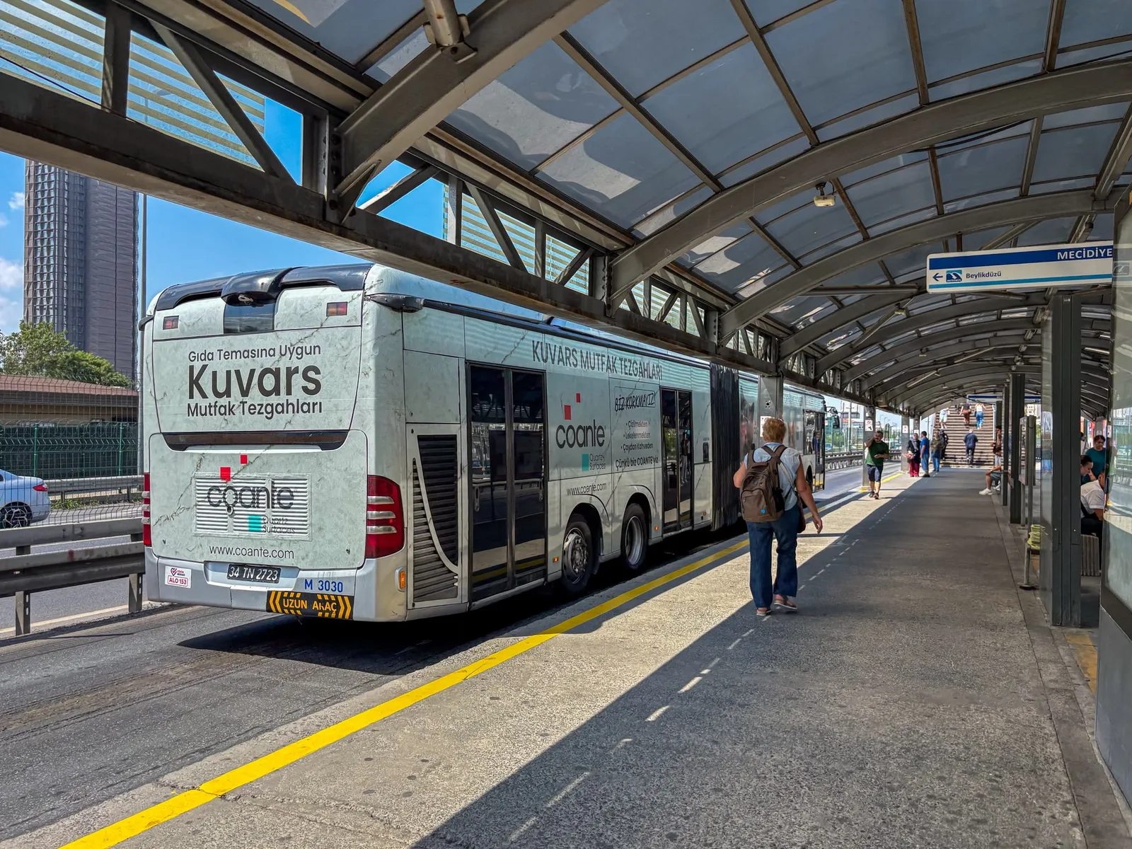 Coante Coti kampanyasının metrobüs üzerindeki açıkhava uygulaması