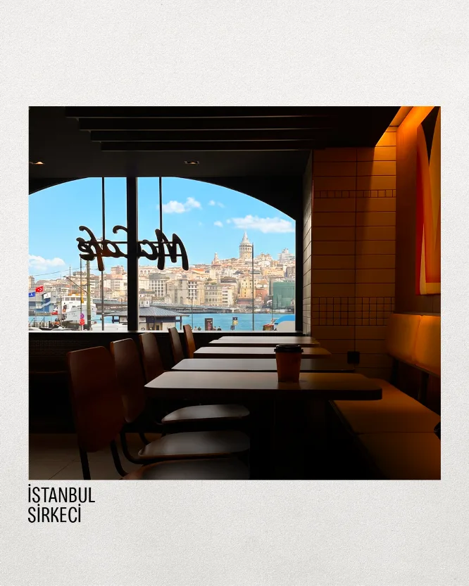 İstanbul Sirkeci’de tarihî yapı içinde yer alan McDonald’s restoranı