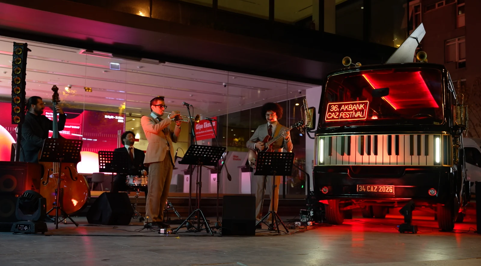 CazMobil yanında gerçekleşen Kaan Arslan ve His Orchestra sokak konseri