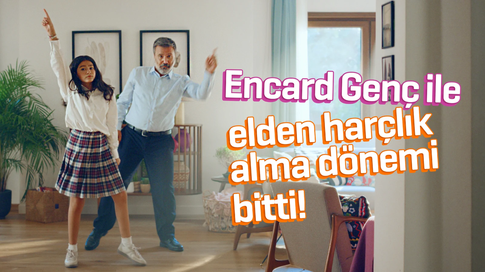 Encard Genç reklamında ebeveyn ve çocuğun müzikli harçlık sahnesi