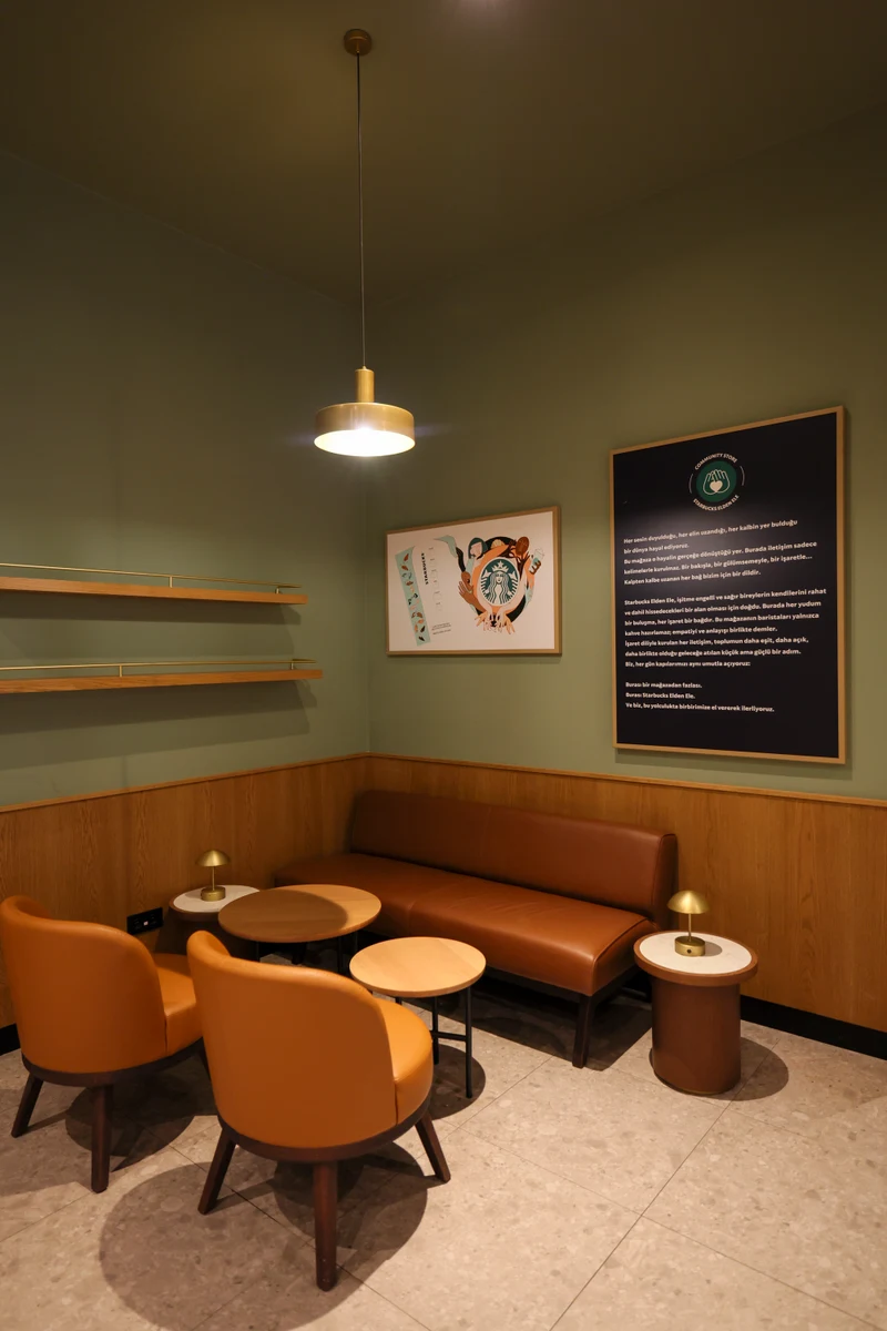 Starbucks Elden Ele mağazasında işaret diliyle siparişi destekleyen Kahve Sözlüğü