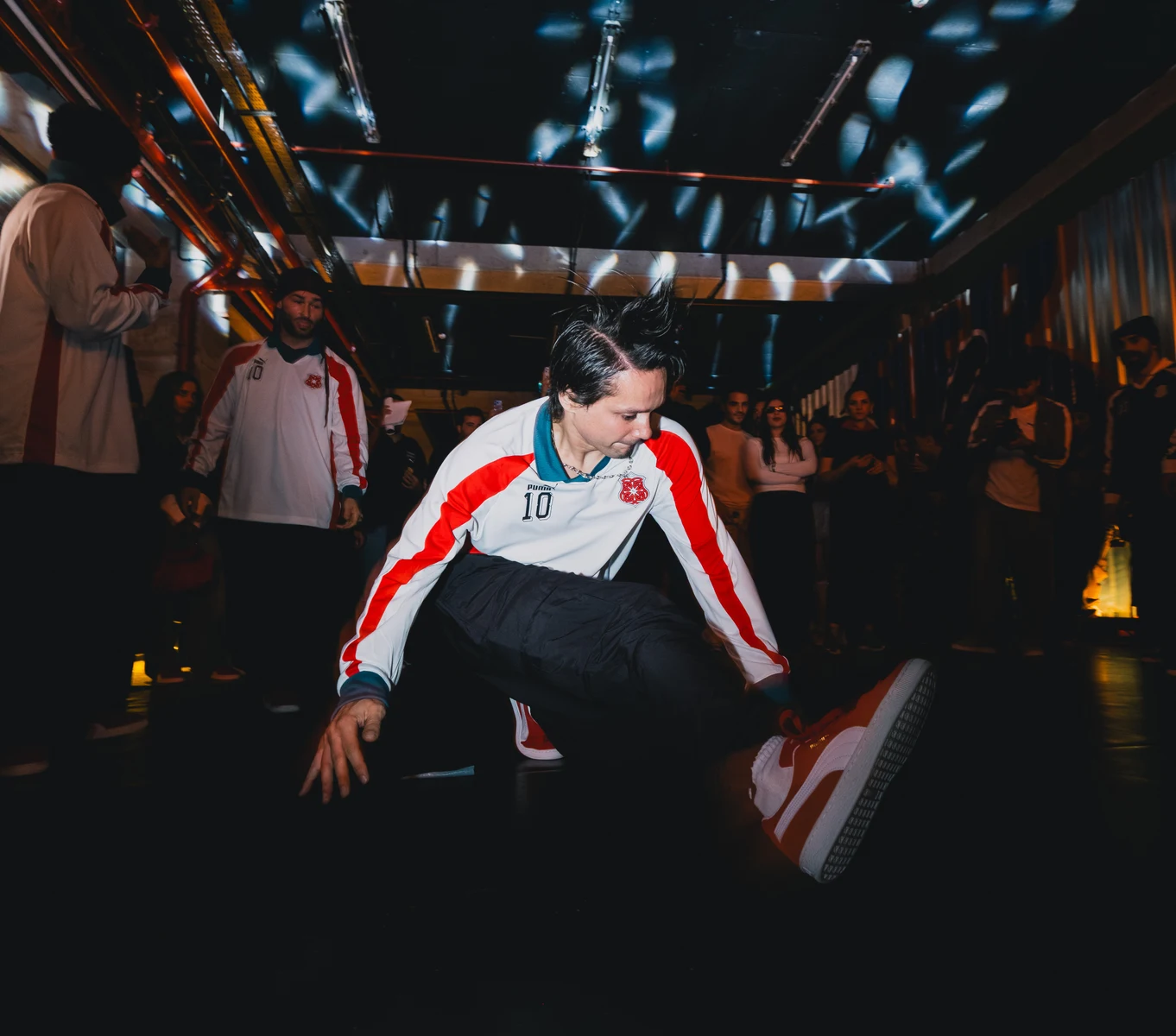 Never Not Suede İstanbul gecesinde break dance performansı
