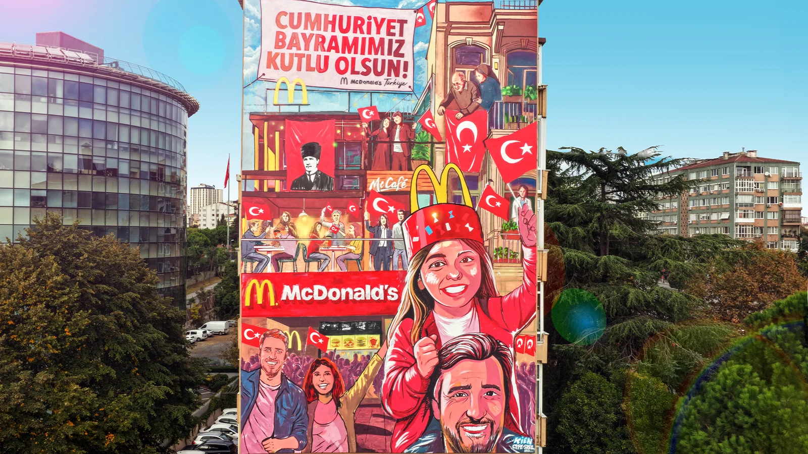 Beşiktaş'taki bina cephesinde bayraklar, aileler ve Atatürk portresini gösteren McDonald's 29 Ekim duvar resmi